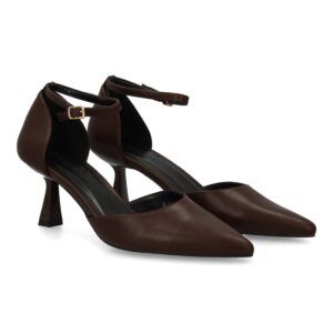 Zapato de salón con cierre de hebilla color marrón