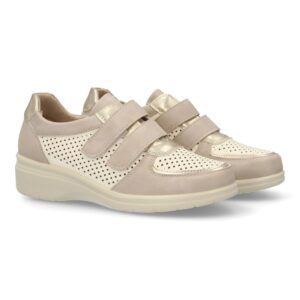 Zapatillas confort con troquelado transpirable color oro